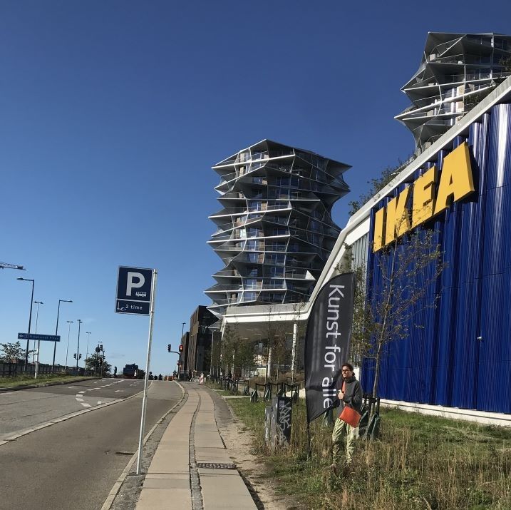 Kunst for alle-flag ved rampen på Kalvebod Brygge med Ikea i baggrunden